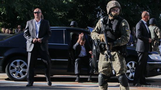 На журналістів напали співробітники УДО біля ресторану, де був Порошенко. В ресторані також перебував прем'єр, віце-спікер і цілий ряд політиків.