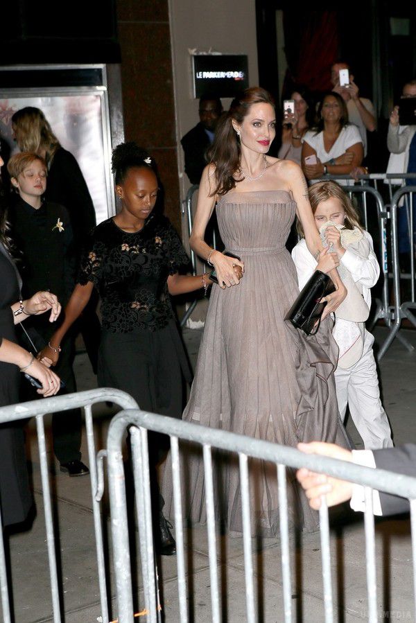 Анджеліна Джолі взяла модний реванш, вийшовши у світ у чудовій сукні Dior (фото). Днями Джолі поставила критиків на місце, продемонструвавши ефектне плаття на прем'єрі в Нью-Йорку.