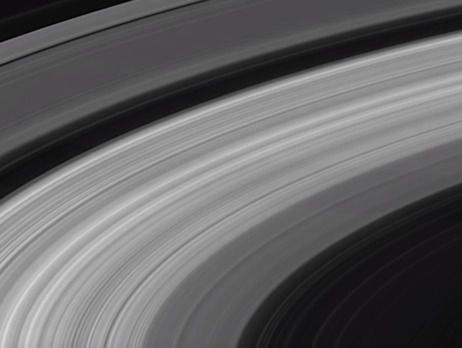 НАСА показало останні знімки, зроблені згорілим в атмосфері Сатурна зондом Cassini. Зонд Cassini 15 вересня завершив багаторічну місію.
