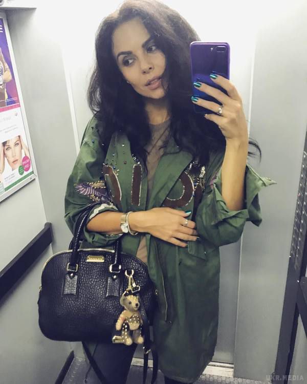 У мережі вважають, що Настя Каменських таємно вийшла заміж. 30-річна українська співачка Настя Каменських опублікувала в Instagram фотографію, зроблену в ліфті.