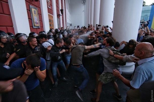 Під мерією Одеси сталася бійка і вибух гранати під час штурму  - поліція застосувала газ (відео). Після 19.00 активісти знову штурмували міськраду, намагалися вибити скло та двері.
