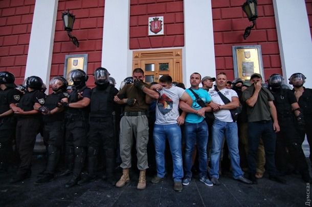 Під мерією Одеси сталася бійка і вибух гранати під час штурму  - поліція застосувала газ (відео). Після 19.00 активісти знову штурмували міськраду, намагалися вибити скло та двері.
