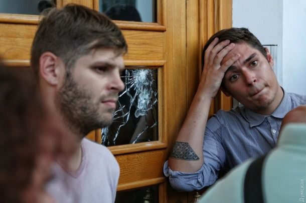 Під мерією Одеси сталася бійка і вибух гранати під час штурму  - поліція застосувала газ (відео). Після 19.00 активісти знову штурмували міськраду, намагалися вибити скло та двері.
