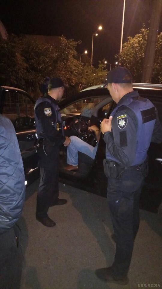 В Україні з'явилося об'єднання "Пітбуль" – нічні мисливці на нетверезих водіїв. Активісти обчислюють п'яних під барами і передають їх поліцейським.