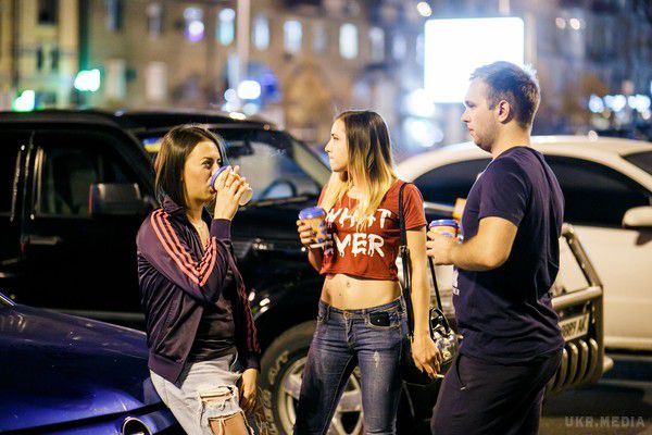 В Україні з'явилося об'єднання "Пітбуль" – нічні мисливці на нетверезих водіїв. Активісти обчислюють п'яних під барами і передають їх поліцейським.