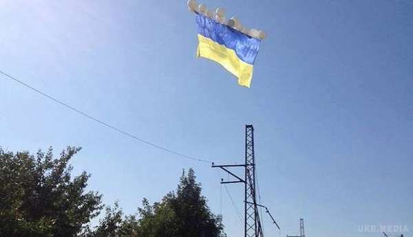 Жителі окупованого Донецька могли спостерігати в небі над містом український прапор.  Він був прикріплений до повітряних куль.