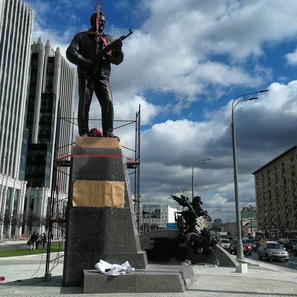 У Москві поставили пам'ятник зброяреві Михайлу Калашникову. Поруч з пам'ятником встановлена композиція земної кулі і образ Архангела Михаїла, який списом заганяє в пекло дракона