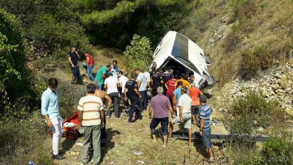 У Туреччині в Анталії автобус з туристами зірвався зі скелі, є загиблі. В автобусі їхали 27 іноземних туристів.