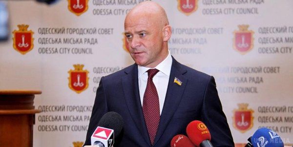 У скільки мер Одеси Труханов оцінив життя загиблих у таборі дітей. Сім'ї загиблих в результаті пожежі в дитячому таборі «Вікторія» виплатять по 200 тис. грн і отримають компенсацію за всі витрати на похорон дітей.
