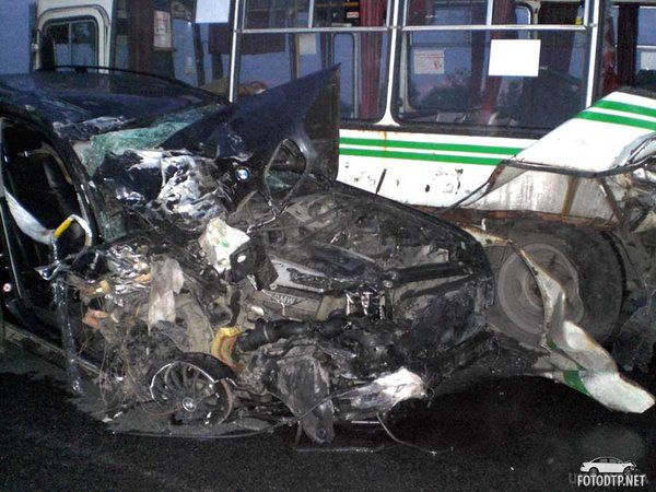 В Одеській області п'яний водій BMW врізався у автобус із пасажирами, є постраждалі. В Одеській області у суботу, 16 вересня, на Овідіопольській дорозі автомобіль BMW зіткнувся з рейсовим автобусом, у результаті постраждали семеро пасажирів.