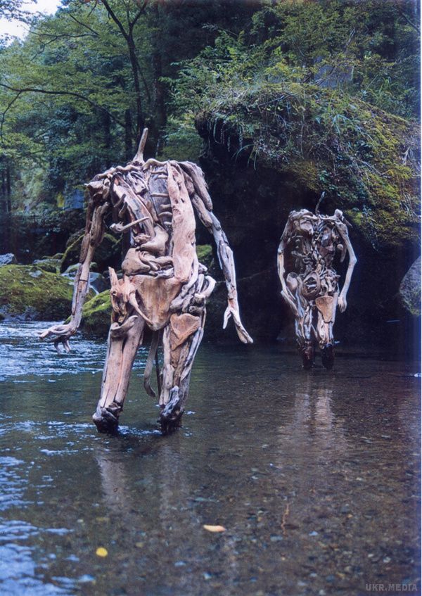 Дивись, які лякаюче людиноподібні скульптури він робить із самих звичайних корчів. Навіть ведмідь, зустрівши в темних провулках лісу ці фігури, задумається про зміну місця проживання.
