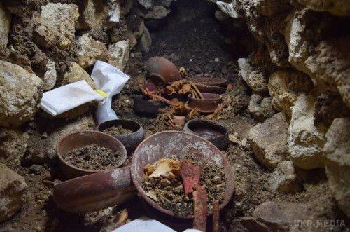 У Гватемалі знайшли гробницю стародавнього правителя Майя (фото). Вчені датували гробницю 300-350 рр. н. е. 