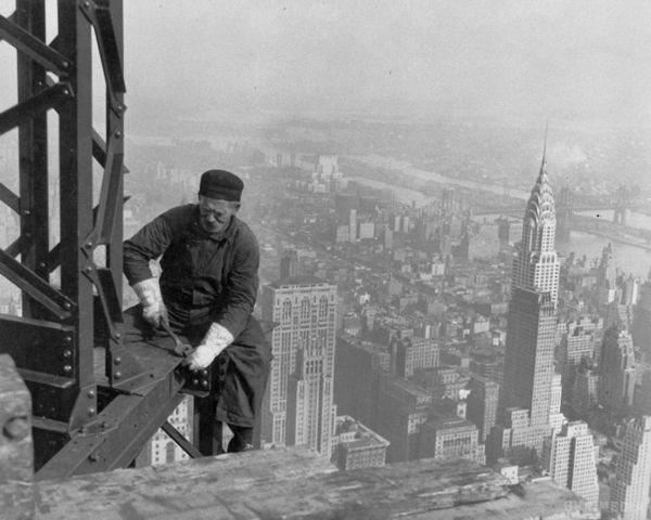 Вражаючі фотографії з будівництва хмарочосів Нью-Йорка (Фото). У 1884 році в Чикаго було розпочато будівництво першого хмарочоса.
