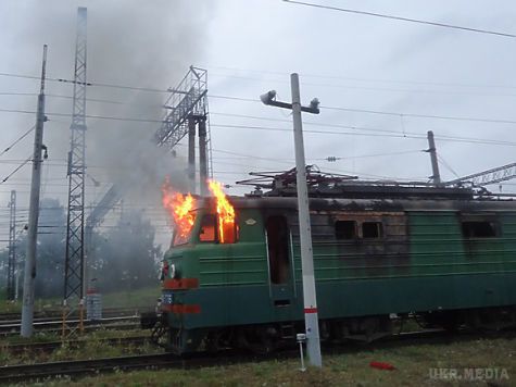 На Київщині під час руху загорівся локомотив пасажирського потяга. Гасити полум'я вогнеборцям довелось близько трьох годин поспіль
