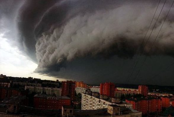 На Україну рухається руйнівний ураган з Румунії. Як стало відомо, швидкість ураганного вітру досягає 100 км/год....стихія вже забрала 8 життів.