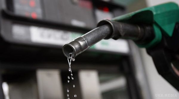 В Україні різко зросли ціни на бензин і дизпаливо. Великі мережі АЗС за останні три дні підвищили ціни на 50 коп/л.
