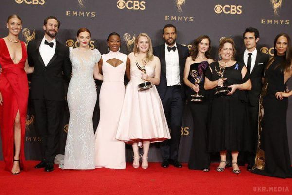  Премія «Еммі-2017». Повний список переможців (фото, відео). У ніч з неділі на понеділок у Лос-Анджелесі вручили премію «Еммі» — одну з найпрестижніших нагород у сфері телебачення.