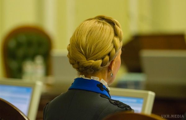 Тимошенко прийшла у раду в новому піджаку, але зі старою косою. Глава фракції «Батьківщина» прийшла на погоджувальну раду парламенту в понеділок перед початком сесійного тижня в яскравому піджаку.