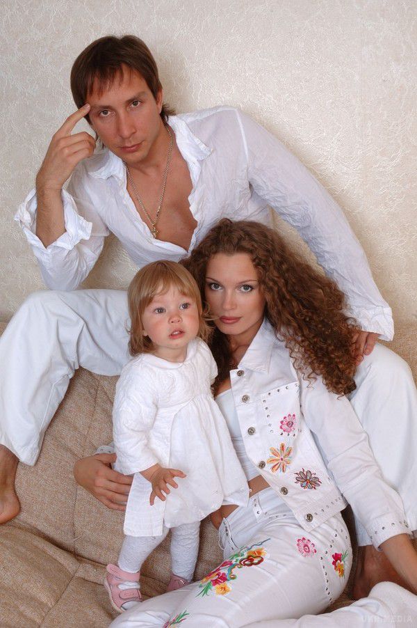 Співак Данко зраджував вагітну наречену з Даною Борисовою. З'ясувалося, що у телеведучої був роман зі співаком Данко, у якого на той момент була вагітна наречена.