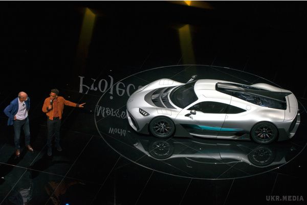 На волю випущен тисячісильний гіперкар Mercedes-AMG Project ONE. У нього мотор від справжнього боліда «Формули-1» і ще чотири електричних.