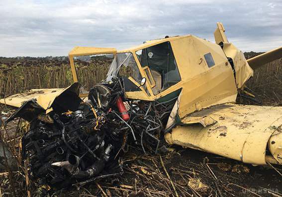 На Хмельниччині розбився літак: є постраждалі. Літак впав на поле з соняшником під час проведення сільськогосподарських робіт.