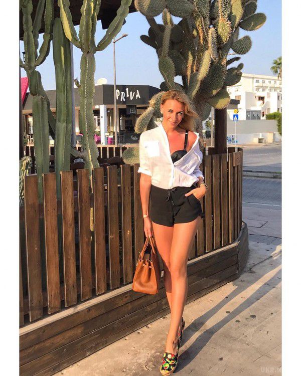Леся Нікітюк показала яскраві фото з відпустки на Кіпрі. Відома українська телеведуча Леся Нікітюк насолоджується заслуженою відпусткою і ділиться з шанувальниками барвистими знімками.