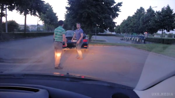 Шокуюча розборка на дорозі в Бельгії. Жесть! (відео). Вирішили конфлікт по-чоловічому.