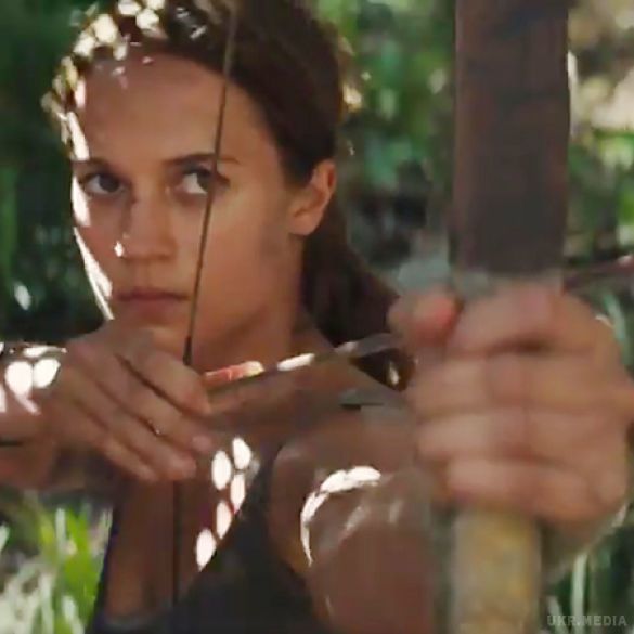 Вікандер VS Джолі: У Мережі з'явився перший постер і тизер нового фільму про Лару Крофт. Творці нового пригодницького екшену "Tomb Raider: Лара Крофт" оприлюднили перший постер і тизер стрічки з Алісією Вікандер у головній ролі.