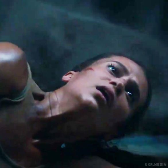 Вікандер VS Джолі: У Мережі з'явився перший постер і тизер нового фільму про Лару Крофт. Творці нового пригодницького екшену "Tomb Raider: Лара Крофт" оприлюднили перший постер і тизер стрічки з Алісією Вікандер у головній ролі.