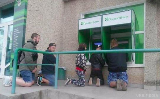 Мережу розсмішили незвичайні банкомати Приватбанку. Опубліковані фото.