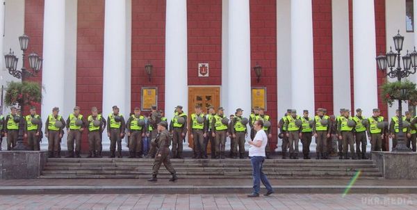 В Одесі будівлю мерії оточили силовики. Поліція посилила заходи щодо забезпечення безпеки перед сесією Одеської міськради через повідомлення про намір пронести вибухівку.