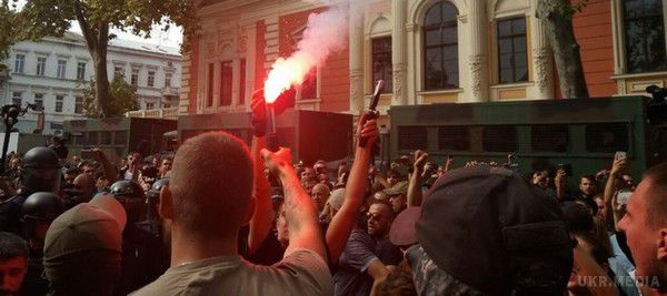 Біля будівлі мерії Одеси проходить мітинг -  хочуть відставки мера (фото).  Мітингувальники застосували газ і відтіснили поліцейських ..є затриманні

