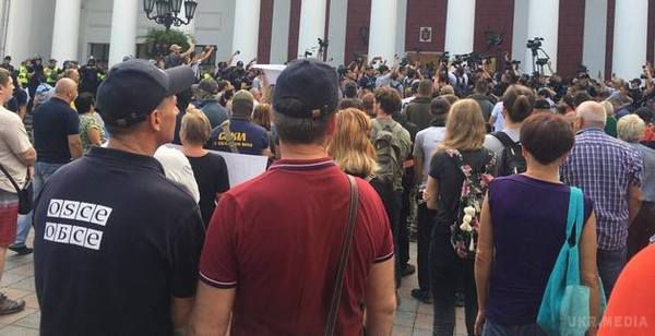 Біля будівлі мерії Одеси проходить мітинг -  хочуть відставки мера (фото).  Мітингувальники застосували газ і відтіснили поліцейських ..є затриманні
