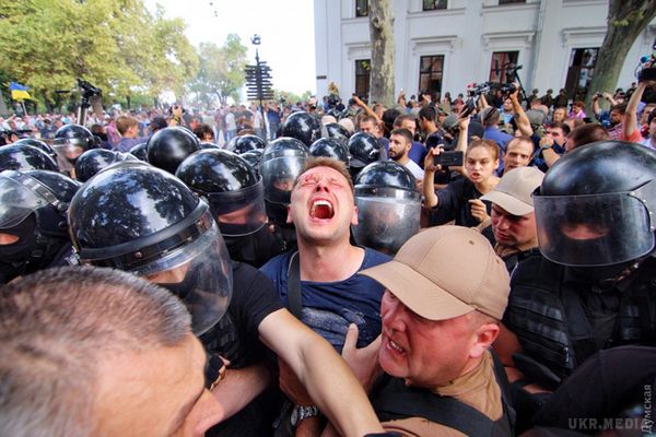 Під мерією в Одесі пішли в хід фальшфаєри і газ. Під будівлею мерії в Одесі тривають сутички між правоохоронцями та активістами, які намагаються прорватися на засідання міськради.