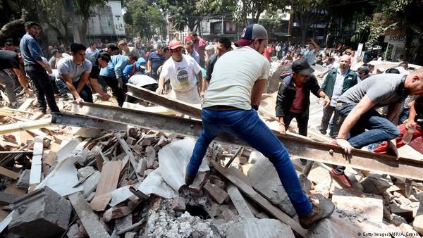 Кількість жертв землетрусу в Мексиці досягла 250. Загальна кількість жертв потужного землетрусу магнітудою 7,1 в Мексиці, за даними влади, досягла 248 людиней. Кількість постраждалих постійно зростає.