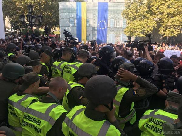 У Мережі з'явилися відеокадри масових сутичок між мітингувальниками і силовиками біля Одеської міськради. Оприлюднено перші відомості про потерпілих.