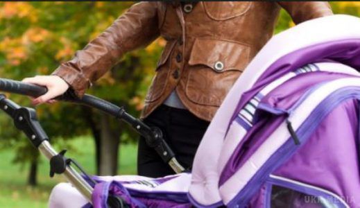 На Закарпатті жінка за кермом Mercedes пepeїхaла немовля в дитячій колясці. 19 вересня, в поліцію надійшло повідомлення від свідка ДTП, що машина збuла жінку з дитячою коляскою.