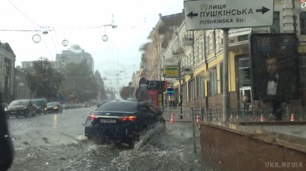 Сильна злива в Києві (фото). Вулиці Києва затоплені після сильної зливи.