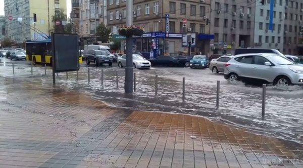 Сильна злива в Києві (фото). Вулиці Києва затоплені після сильної зливи.