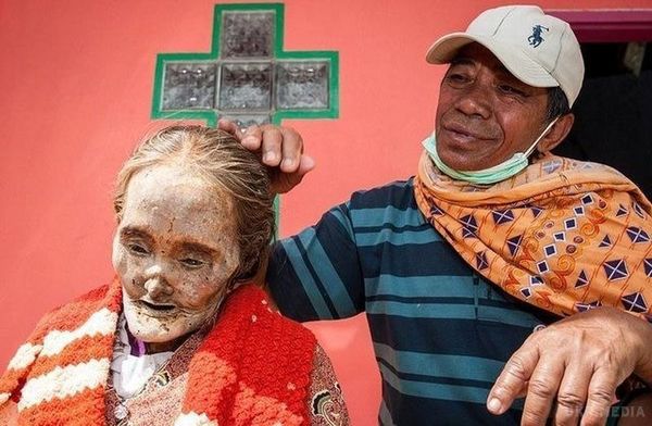 Індонезійське село раз на рік перетворюється в живе місце жахів. Жителі викопують з могили своїх померлих родичів.