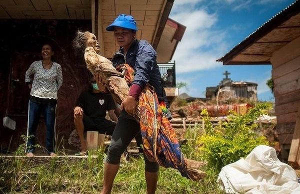Індонезійське село раз на рік перетворюється в живе місце жахів. Жителі викопують з могили своїх померлих родичів.