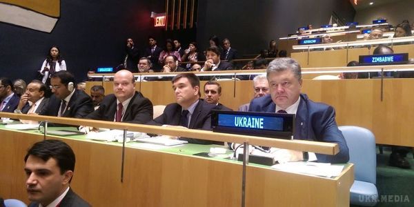 На засіданні Ради безпеки ООН Порошенко продемонстрував посвідчення офіцерів РФ, затриманих на Донбасі. Петро Порошенко продемонстрував посвідчення офіцерів і солдатів РФ, затриманих на Донбасі.