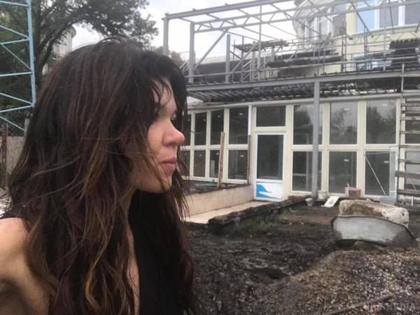В будинок співачки Руслани потрапила блискавка. У Мережі з'явилися кадри обгорілого житлового будинку.