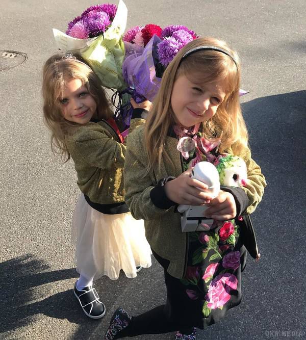 Українські знаменитості та їх доньки схожі як дві краплі води - уся в маму. Українські зірки-мами обожнюють своїх дівчаток, часто публікуючи мі-мі-мі знімки на сторінках в Instagram,