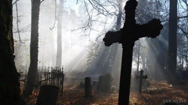 Житель Львівської області ночами оскверняв могили на кладовищі. З початку року, за місцем "дислокації" затриманого, на кладовищах було скоєно близько 20 злочинів.