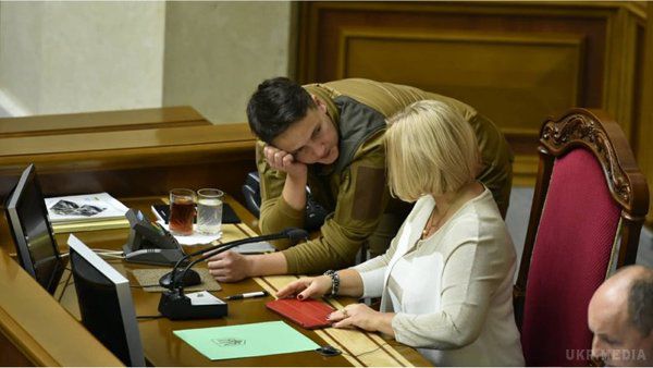 "Комбат-Батяня!" Савченко прийшла в Раду у камуфляжі. Народний депутат Надія Савченко знову змінила імідж.