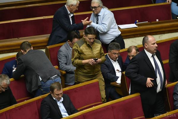 "Комбат-Батяня!" Савченко прийшла в Раду у камуфляжі. Народний депутат Надія Савченко знову змінила імідж.