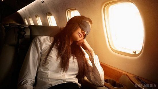 Чому спати на борту літака небезпечно для здоров'я, розповіли фахівці. При зміні висоти тиск зовні і всередині вуха не збігається.