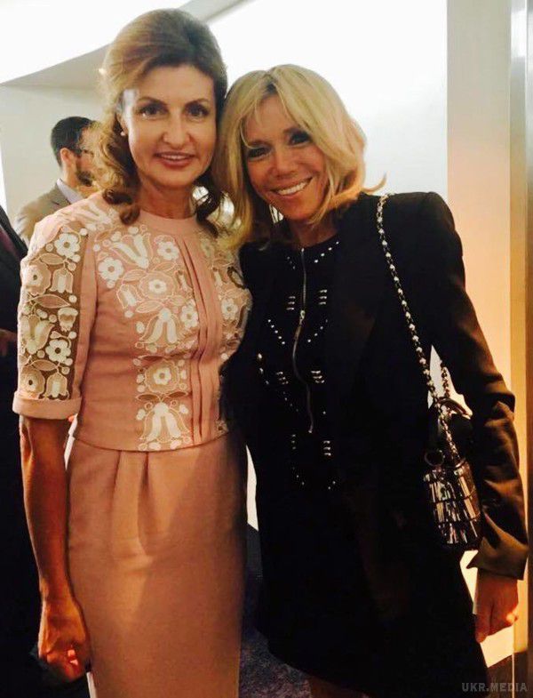 Перші леді - Марина Порошенко і Меланія Трамп зустрілись в  Нью-Йорку.  Марина Порошенко для зустрічі з Меланією Трамп вибрала сукню харківського дизайнера Наталії Позднякової.