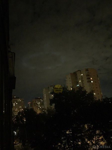 В Хімках помітили НЛО, який світився в різних частинах міста. Очевидці стверджують, що яскраві світні кола над житловими будинками з'являлися в різних частинах міста.